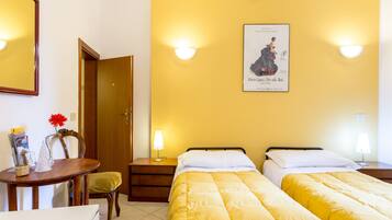 Camera con letto matrimoniale o 2 letti singoli | Minibar, ferro/asse da stiro, Wi-Fi gratuito, lenzuola