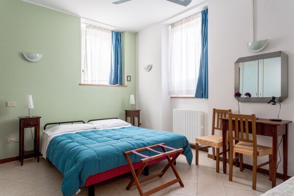 Superior Double Room (extra bed) | Minibar, iron/ironing board, free WiFi, bed sheets - Alloggio Le Casette (Verona)