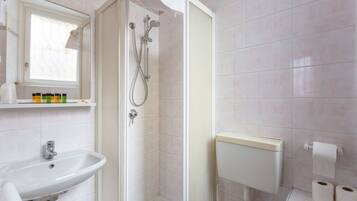 Doppia Superior (extra bed) | Bagno | Doccia, set di cortesia gratuito, asciugacapelli, pantofole