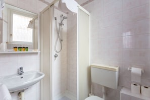 Superior Double Room (extra bed) | Bathroom