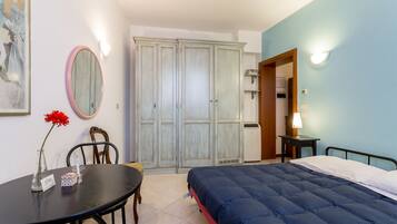 Camera con letto matrimoniale o 2 letti singoli | Minibar, ferro/asse da stiro, Wi-Fi gratuito, lenzuola