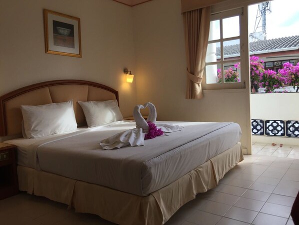 Deluxe Double Room | Minibar, in-room safe, desk, free WiFi - Smile Inn Patong (Patong)