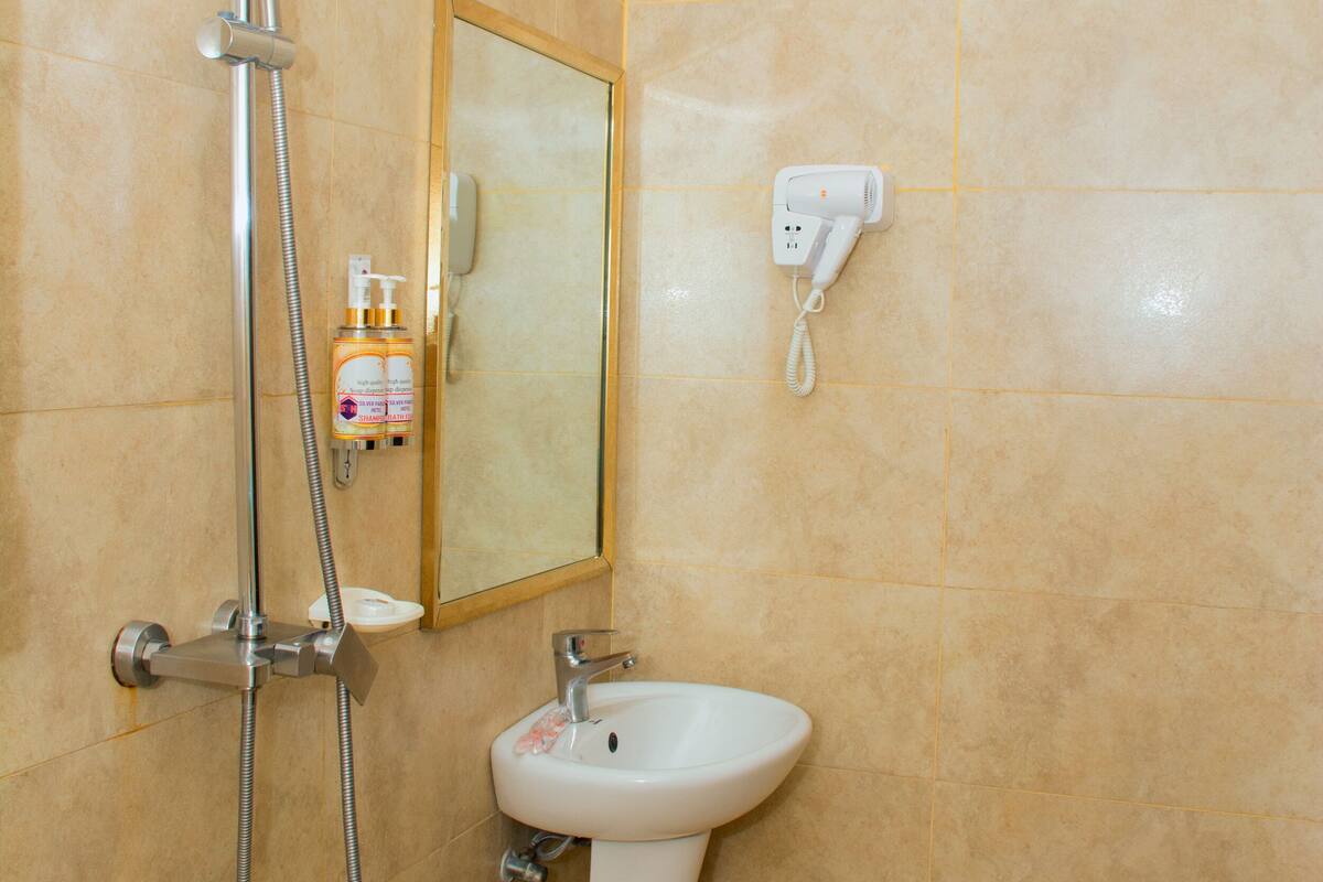 shower, rainfall showerhead, free toiletries, hair dryer