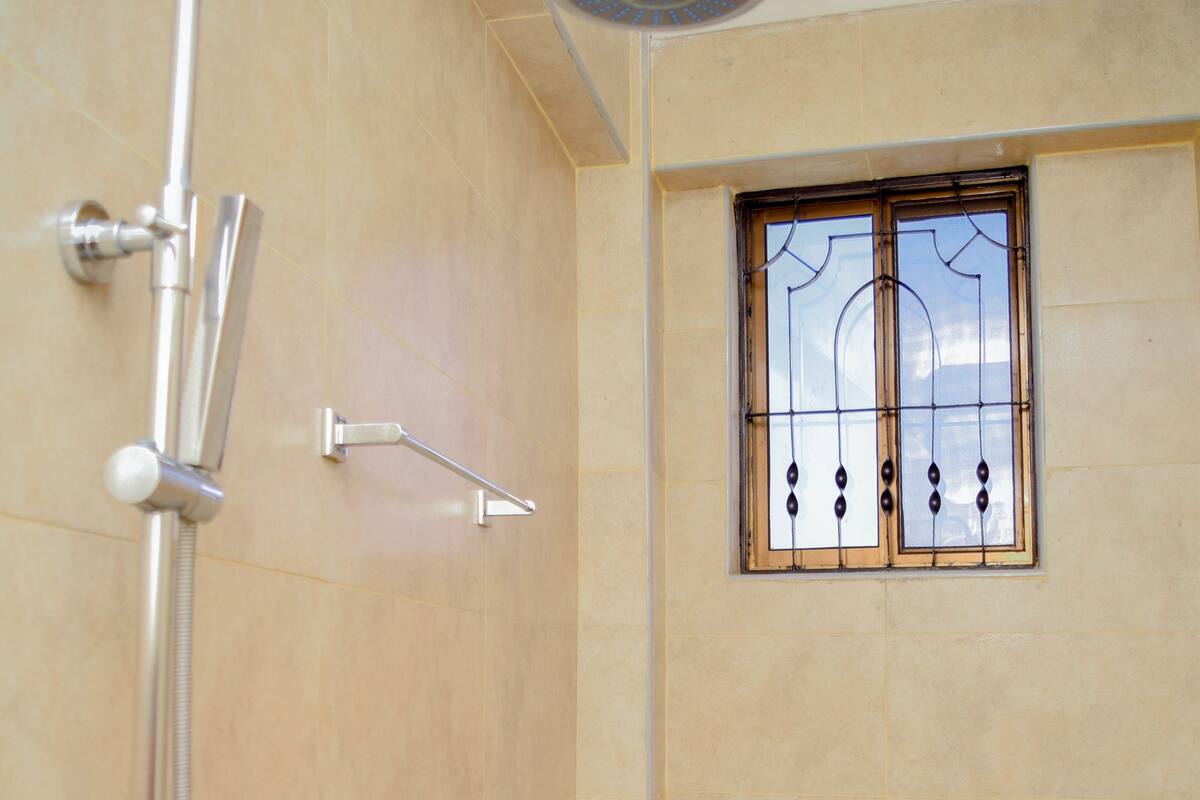 shower, rainfall showerhead, free toiletries, hair dryer