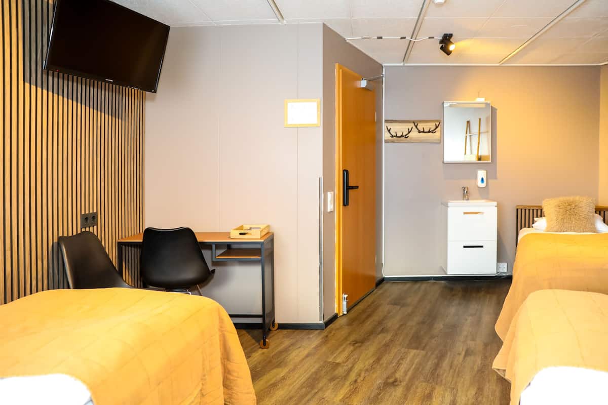 Habitación triple, baño compartido | Escritorio, espacio para trabajar con un portátil, wifi gratis
