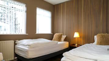 Small Twin Room, Shared Bathroom | Bàn, khu vực làm việc phù hợp cho laptop
