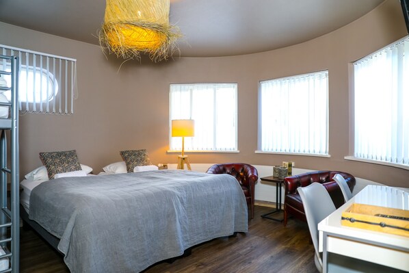 Vierbettzimmer, Gemeinschaftsbad | Schreibtisch, laptopgeeigneter Arbeitsplatz, kostenloses WLAN