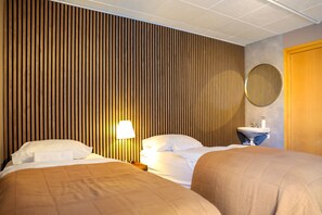 Habitación con 2 camas individuales, baño compartido | Escritorio, espacio para trabajar con laptop y wifi gratis