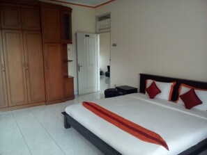 4 bedrooms, desk - Simply Homy Tubagus Dago (Bandung)