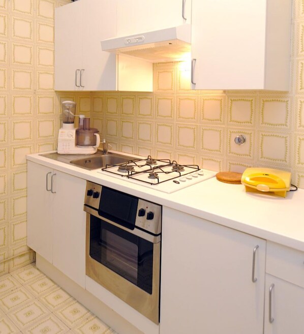 Fridge, stovetop, coffee/tea maker, cookware/dishes/utensils - Tizi Apartments (Maiori)