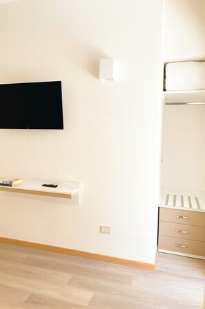 40-inch TV with digital channels - Tizi Apartments (Maiori)