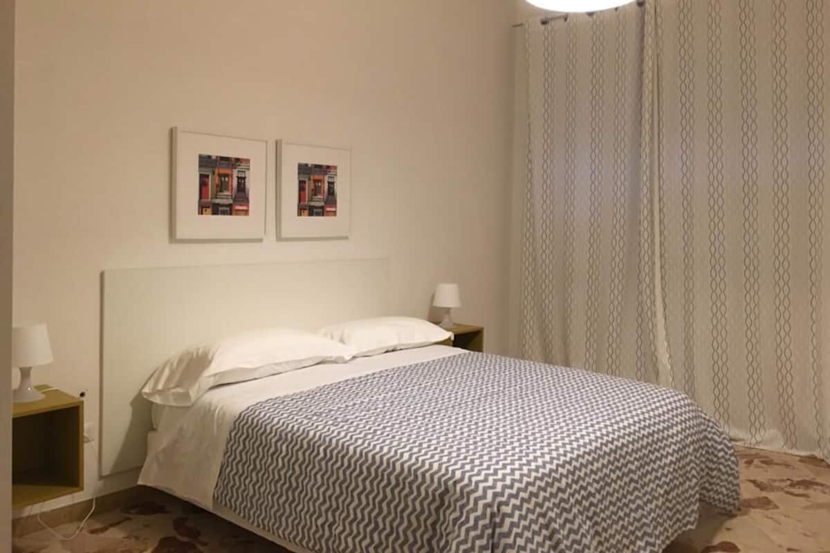 Apart Daire | Masa, dizüstü bilgisayar çalışma alanı, ütü/ütü masası