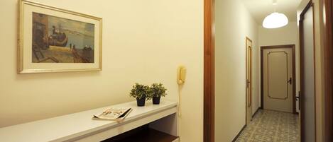 Skrivebord, skrivebord for bærbar PC og strykejern/-brett