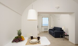 Apartamento, 2 habitaciones | Escritorio y espacio para trabajar con un portátil