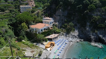 Privatstrand in der Nähe, schwarzer Sandstrand