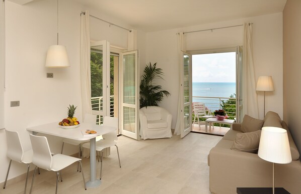 Appartamento, 2 camere da letto, balcone | Pasti in camera