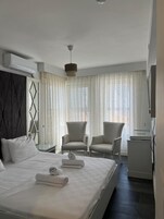 Ropa de cama de alta calidad, minibar, escritorio y cunas gratuitas 