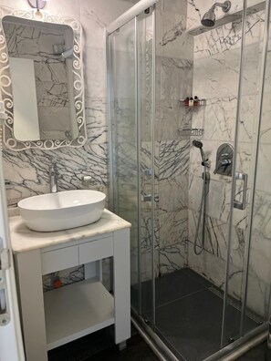 Deluxe Double Room | Bathroom | Shower, free toiletries, hair dryer, slippers - Buyukada Port Hotel (Adalar)