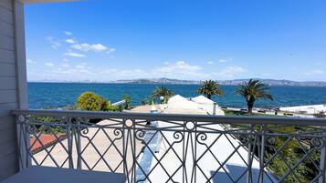 Kamar Double Deluks, pemandangan laut | Seprai premium, minibar, meja kerja, dan tempat tidur bayi gratis