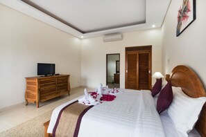 Double Room | In-room safe, blackout curtains, free WiFi