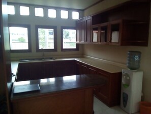 Vila, 4 quartos | Cozinha privada | Geladeira, cooktop, talheres/pratos/utensílios de cozinha