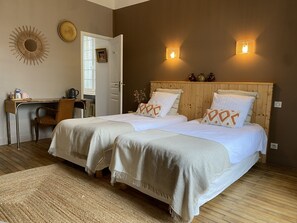 Quarto duplo, suíte, vista para o jardim