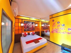 VIP Room with Jacuzzi | Una scrivania, Wi-Fi gratuito