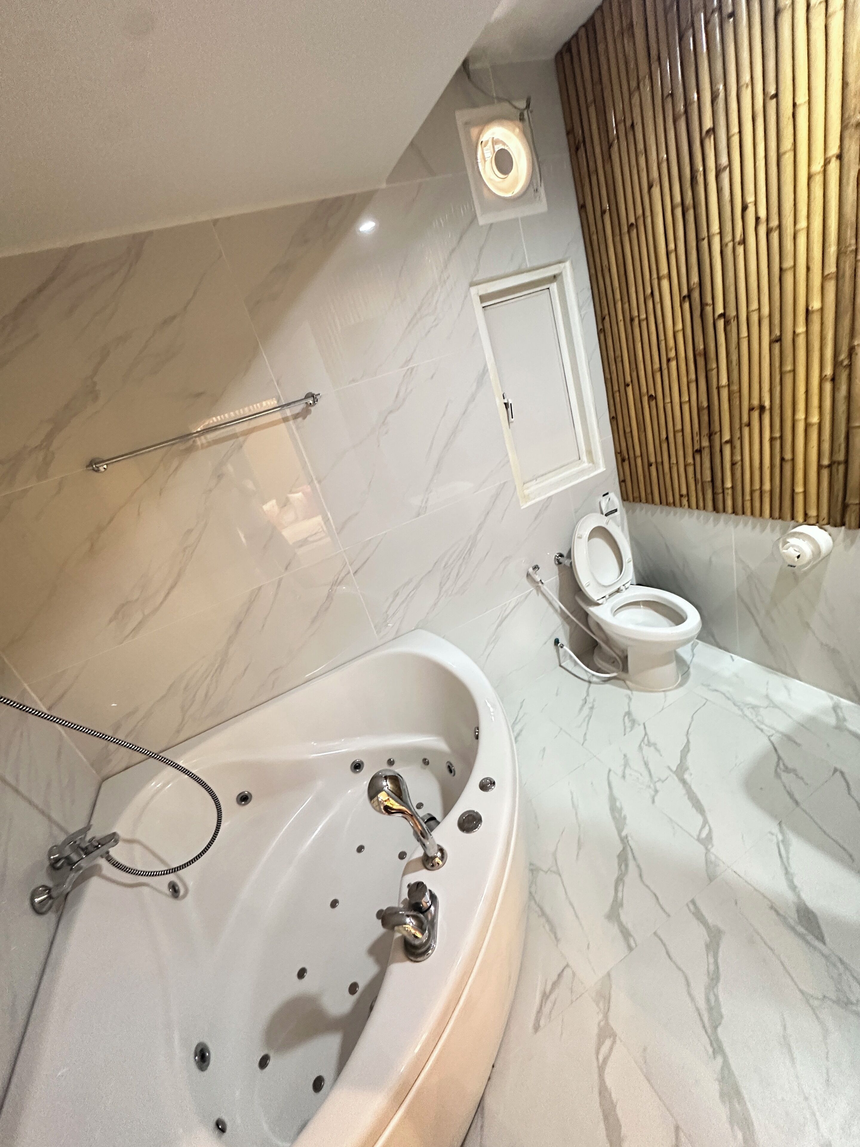 Combined shower/tub, deep soaking tub, free toiletries, towels