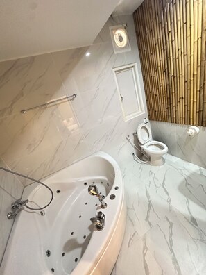 وحدات دش مع أحواض استحمام، حوض استحمام عميق