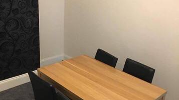 Business Apartment, 5 Bedrooms, Non Smoking, Kitchen | In-room dining