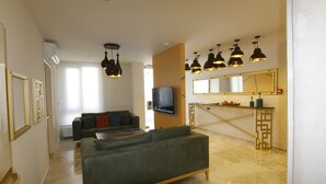 Lobby-lounge