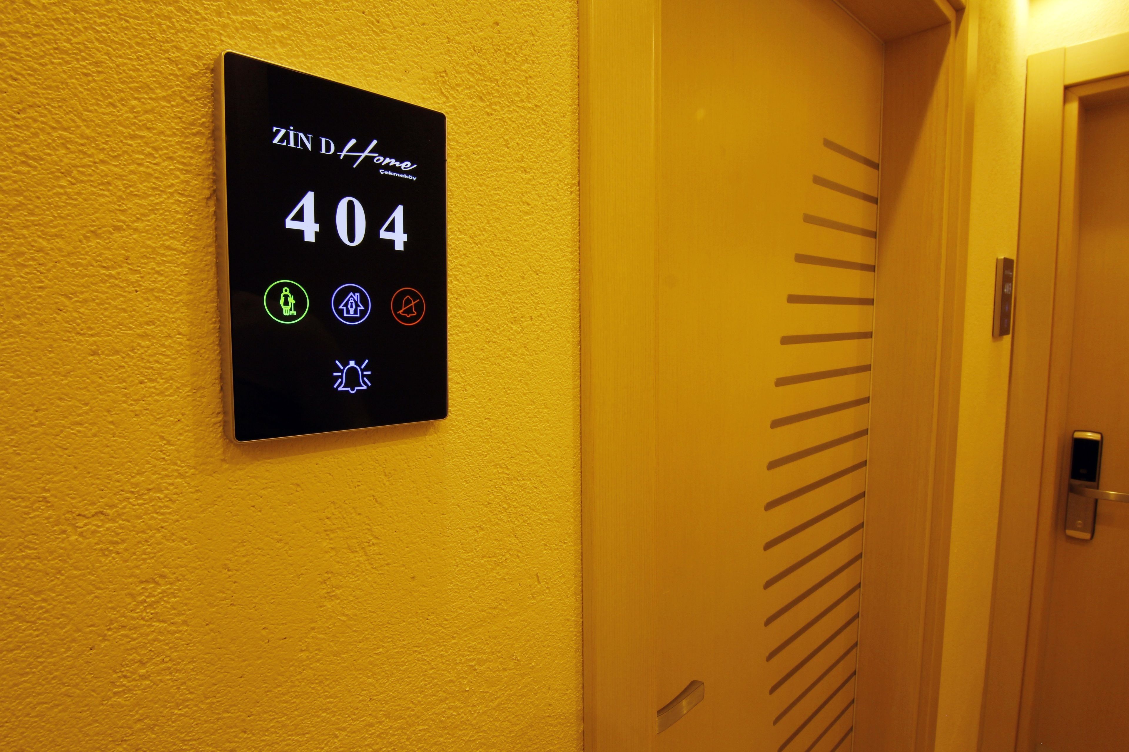 Une plaque indiquant le numéro de chambre d’hôtel, portant le numéro 404, et signalant ainsi l’emplacement de la chambre.