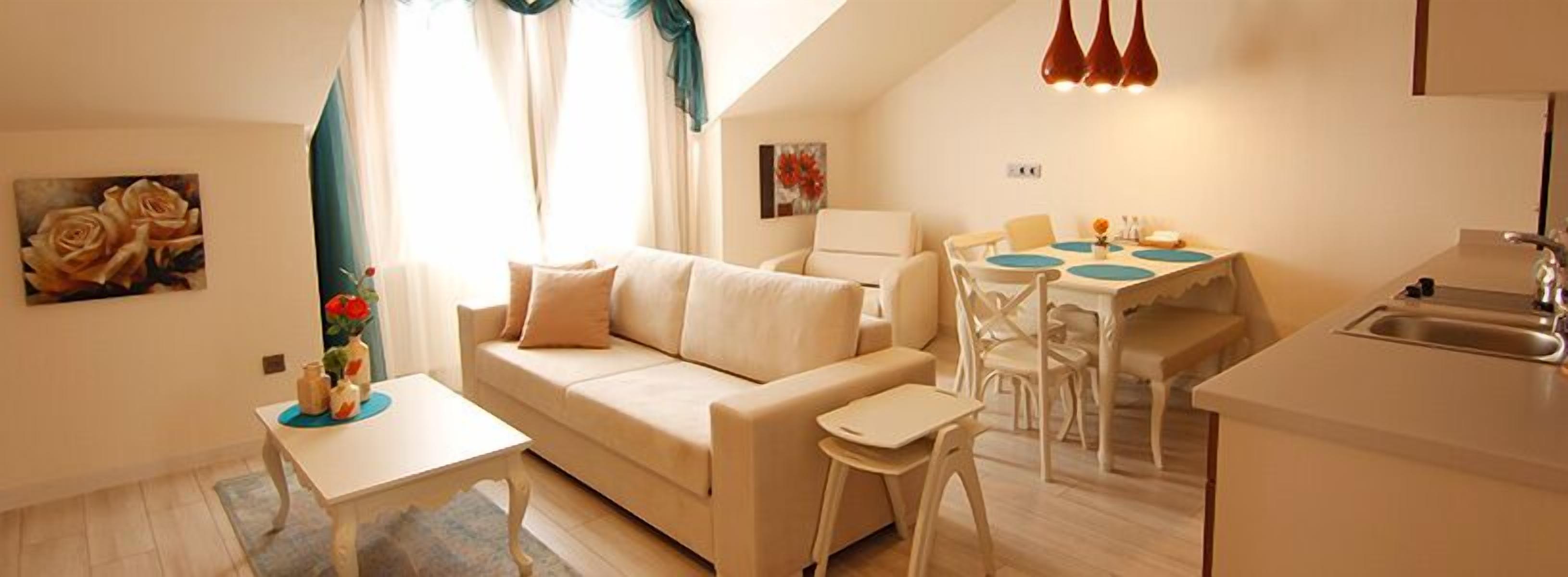 Ein modernes Apartment mit Wohnzimmer, Essbereich und Küchenzeile.