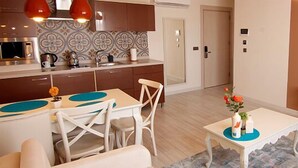 Leilighet – business, 1 soverom | Oppholdsrom | En 43-tommers LED-TV med Parabol-TV samt TV