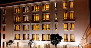 Front of property – evening/night - ZİN D Home Çekmeköy Suit Otel (Çekmeköy)