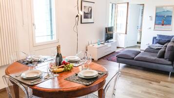 Apartament familiar, 3 dormitoris, edifici annex | Sala d'estar | Televisor de pantalla plana