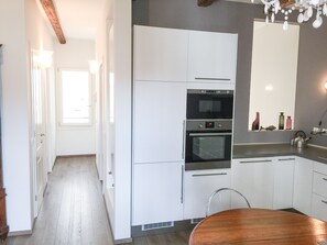 Familie appartement, 3 slaapkamers, bijgebouw | Privékeuken | Een koelkast met diepvriezer, een microgolfoven, een oven, een kookplaat