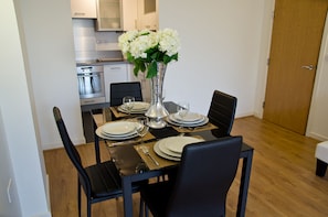 Apartment, 2 Schlafzimmer, Nichtraucher, 2 Bäder | Essbereich im Zimmer