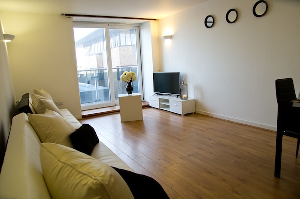 Apartment, 2 Bedrooms, Non Smoking, 2 Bathrooms | Living area - Icon Becket Apartment (Brentwood)