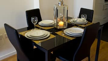 Apartment, 2 Bedrooms, Non Smoking, 2 Bathrooms | In-room dining