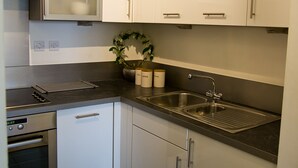 Appartement, 2 chambres, non-fumeur, 2 salles de bains | Cuisine privée | Cafetière-théière, réfrigérateur, four à micro-ondes, un four