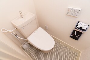 Casa de ciudad, 2 habitaciones, para no fumadores, vista a la ciudad | Baño | Tina y regadera independientes, tina profunda, secadora de cabello 