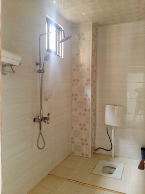 Dusche, kostenlose Toilettenartikel, Haartrockner, Hausschuhe