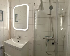 Double or twin room with shared bathroom 7 rooms in the main building | Bagno | Asciugamani
