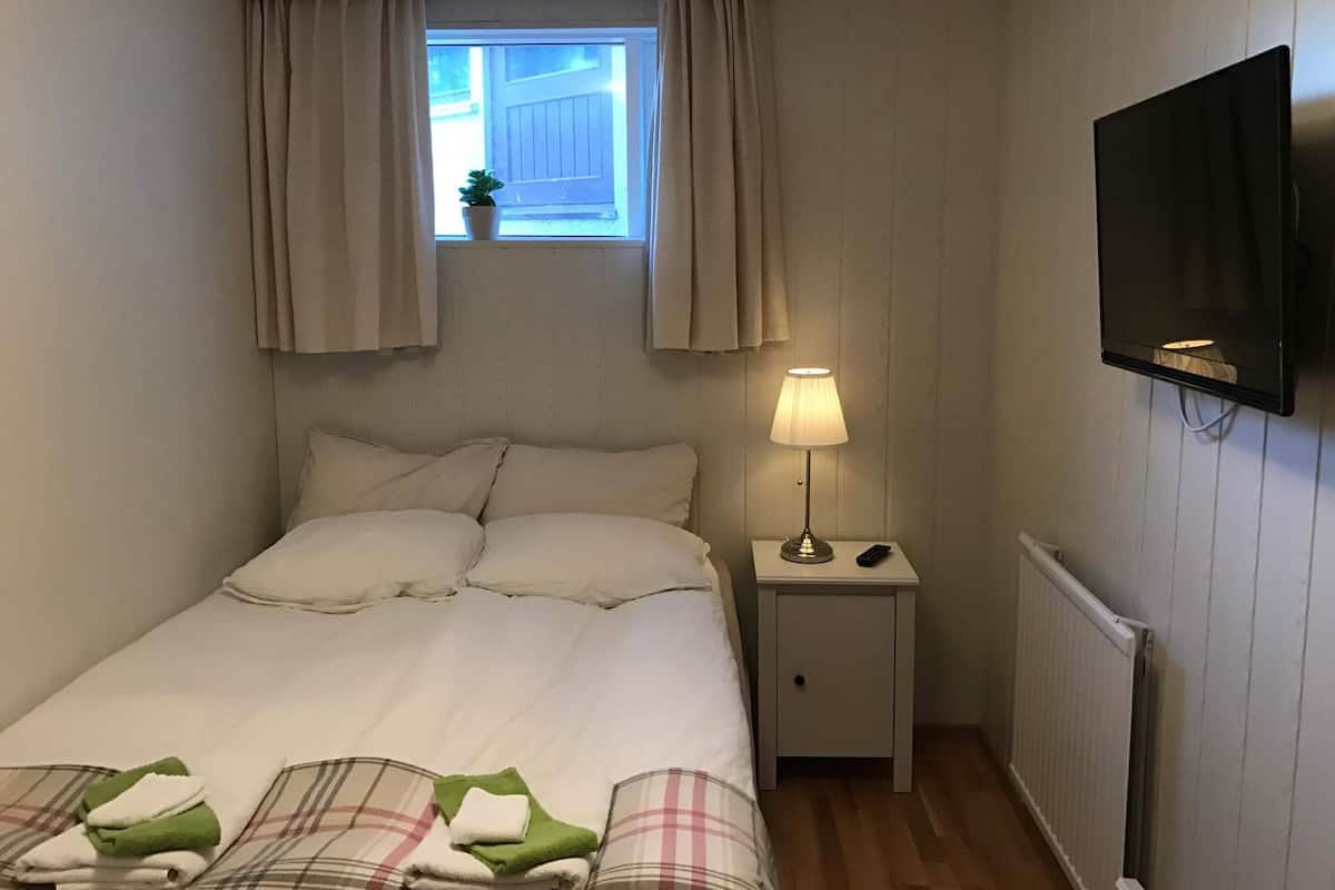 Small Double room with shared bathroom in 1 rooms in the annex building | 搖籃/嬰兒床、折疊床/加床、免費無線上網