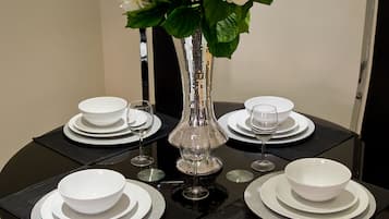 City Apartment, 2 Bedrooms, Non Smoking, 2 Bathrooms | In-room dining