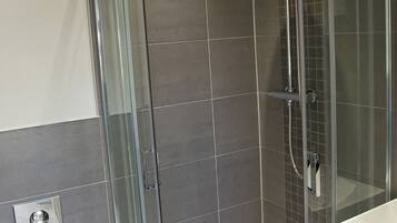 City Apartment, 2 Bedrooms, Non Smoking, 2 Bathrooms | Bathroom shower