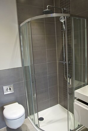 City Apartment, 2 Bedrooms, Non Smoking, 2 Bathrooms | Bathroom shower - Icon Brentwood City Apartment (Brentwood)