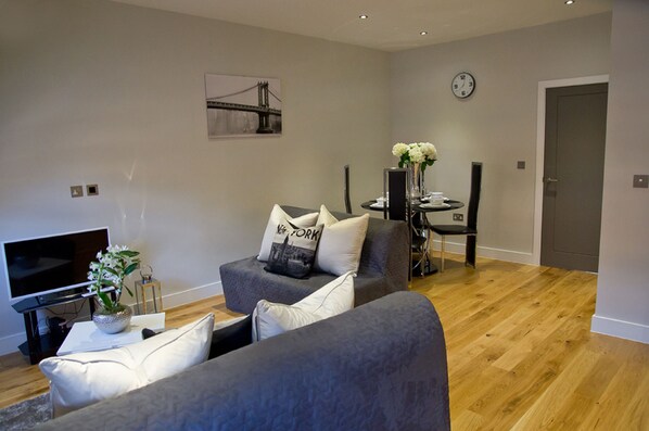 Departamento urbano, 2 habitaciones, para no fumadores, 2 baños | Área de sala de estar | Televisión