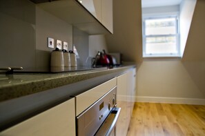 Oven, dishwasher, electric kettle, cookware/dishes/utensils